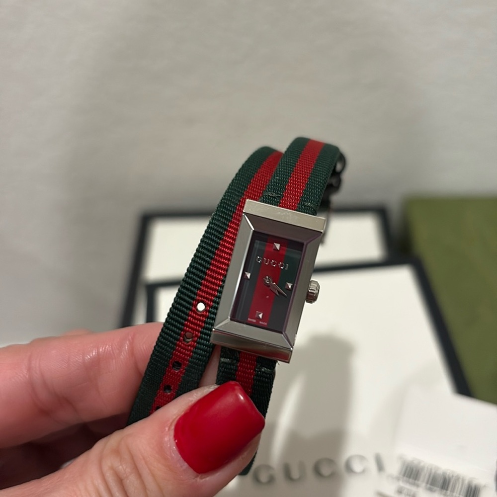 gucci watch like new needs batteries